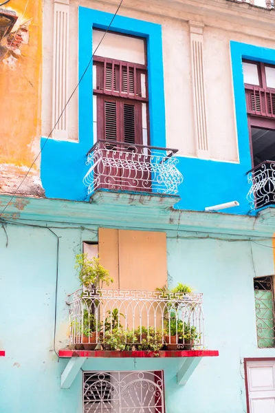 LA HABANA, CUBA - 14 DE ABRIL DE 2017: Auténtica vista de la antigua casa abandonada en La Habana — Foto de Stock