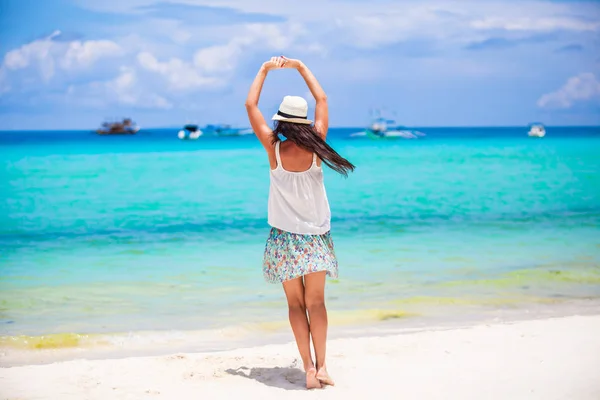 Mooie jongedame aan tropische kust. Gelukkig meisje in dansen op het strand — Stockfoto