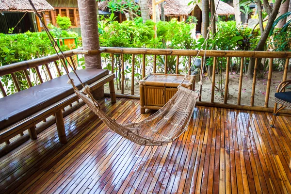 Hangmat op terras van gezellige kamer in het hotel in zomerdag — Stockfoto