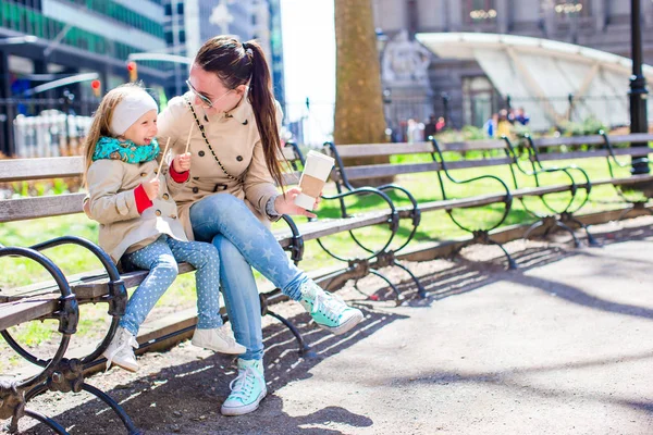 Adorable niña y madre disfrutan de un día soleado en la ciudad de Nueva York — Foto de Stock