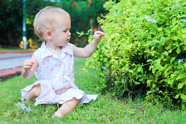 Adorabile bambina in vacanza tropicale — Foto Stock