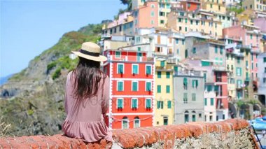 Genç kadın, eski köy Riomaggiore, Cinque Terre, Liguria, İtalya harika manzaralı. Avrupa İtalyan tatil.