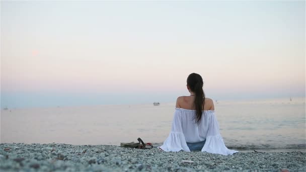 Молодая счастливая женщина на европейском пляже в Cinque Terre в Италии — стоковое видео