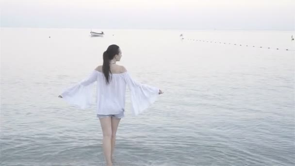 Junge glückliche Frau am europäischen Strand in cinque terre in italien — Stockvideo