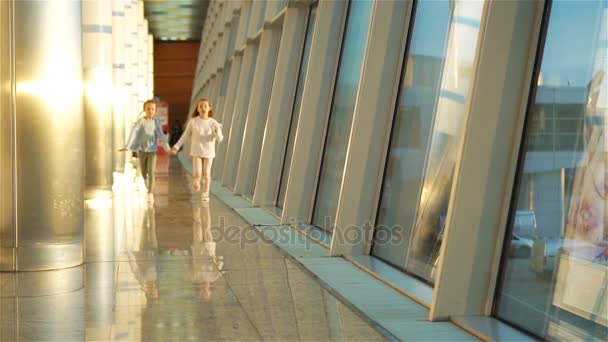 Weinig kinderen samen in de luchthaven te wachten voor het instappen binnenshuis — Stockvideo