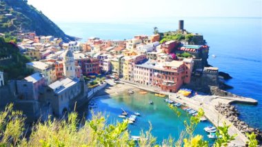 Güzel manzara yukarıdan eski Vernazza. Beş ünlü renkli köylerinden İtalya Cinque Terre Milli Parkı.