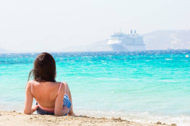 Tropikal tatil sırasında sahilde genç güzel kadın. Kız onu wekeend birinde, Mykonos, Yunanistan, Avrupa'nın güzel plajları zevk.