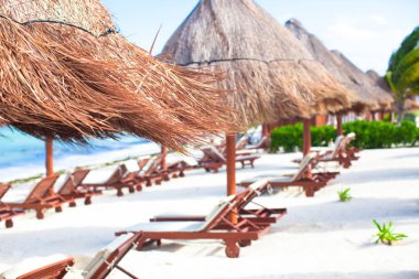 cennet görünümü güzel tropik boş kumlu Plage şemsiye ve plaj sandalyesi ile