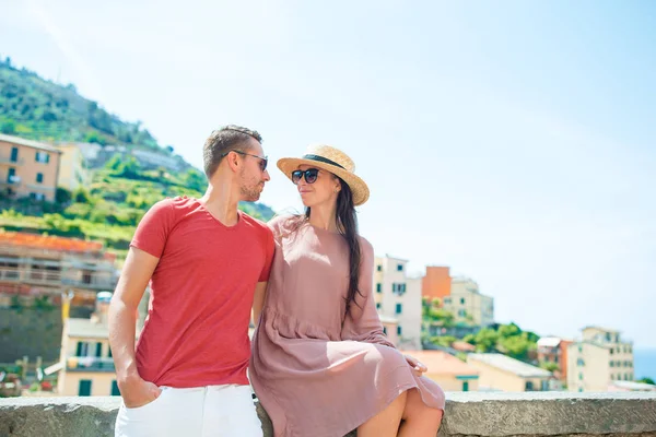 Familia joven con una gran vista en el antiguo pueblo de Riomaggiore, Cinque Terre, Liguria, Italia. Vacaciones italianas europeas . — Foto de Stock