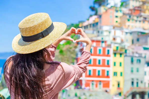 Hermosa mujer con una vista increíble del pueblo italiano en la antigua calle en Cinque Terre, Italia — Foto de Stock