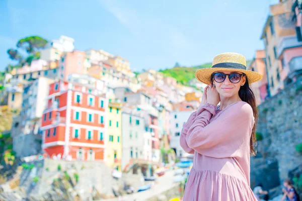 Jonge vrouw met prachtig uitzicht op de oude dorp Riomaggiore, Cinque Terre, Ligurië, Italië. Europese Italiaanse vakantie. — Stockfoto
