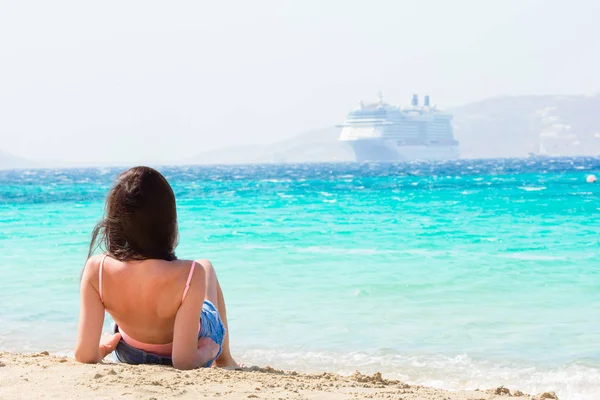 열 대 휴가 기간 동안 해변에서 젊은 아름 다운 여자. 여자는 미코노스 섬, 그리스, 유럽에서 아름 다운 해변 중 하나에 그녀의 wekeend를 즐길 수. — 스톡 사진