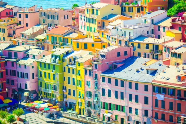 Güzel Vernazza kasaba yukarıdan görüntüleyin. Vernazza Cinque Terre, İtalya en popüler eski köyde biridir