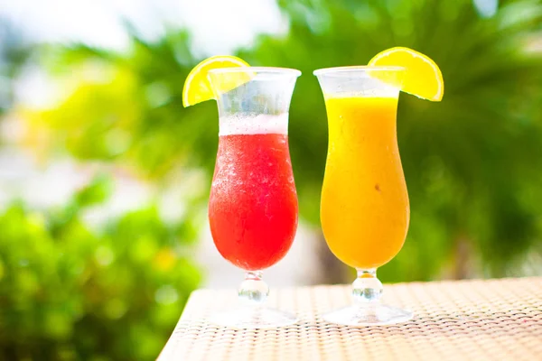 Close up fresh watermelon and mango cocktails on tropical resort — Stock Photo, Image