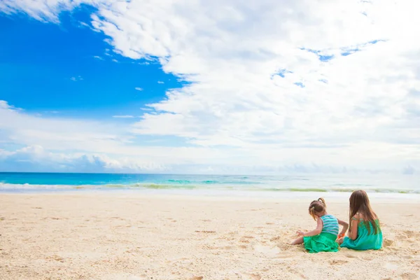 Aranyos kislány nyaralás során. Gyerekek, a fehér parton strand játékok — Stock Fotó