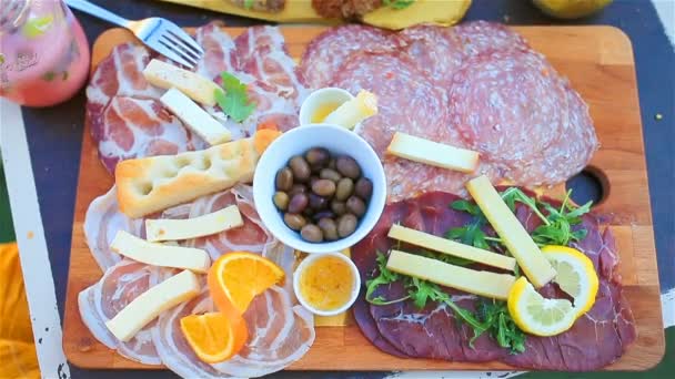 Finom olasz ételeket. Friss bruschettes, a sajt és a hús a táblán a szabadtéri kávézóban csodálatos kilátás olaszországi Manarola — Stock videók