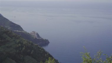 Corniglia yukarıdan güzel manzarasına. Beş ünlü renkli köylerinden İtalya Cinque Terre Milli Parkı