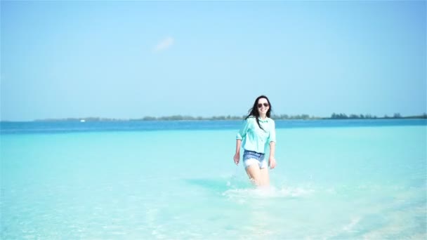Молодая красивая женщина на пляже. Счастливая девушка наслаждается отдыхом на экзотическом острове — стоковое видео