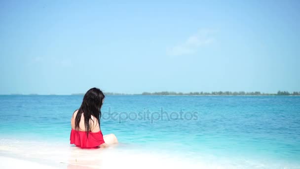 Молода красива жінка на пляжі. Щаслива дівчина насолоджується її тропічний відпустку екзотичний острів — стокове відео