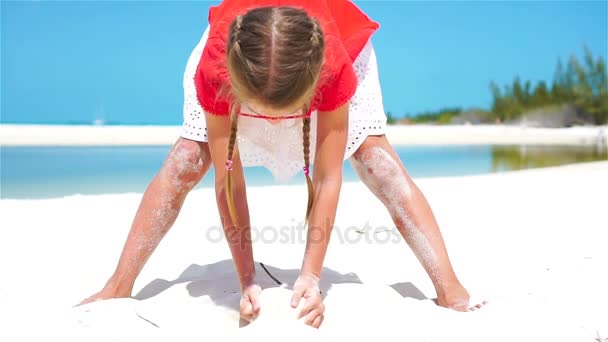 Lassú MOZGÁS ZÁRVA fel: Lány játszik gyönyörű fehér homok egzotikus strandon — Stock videók