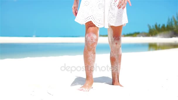 SLOW MOTION FLOSE UP: Menina brincando com bela areia branca na praia tropical — Vídeo de Stock