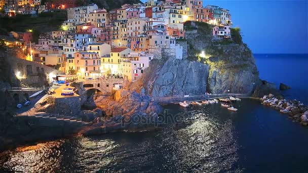 在日落时惊人的美丽和舒适的村庄的 Manarola 在五渔村储备的视图。意大利利古里亚地区. — 图库视频影像