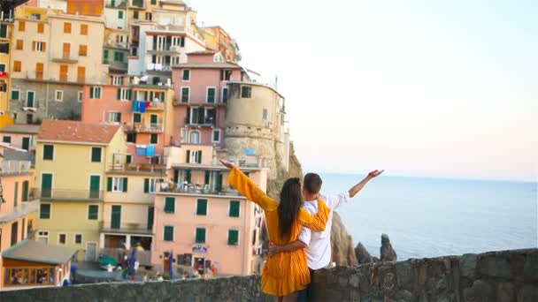Pareja feliz fondo impresionante pueblo de Manarola, Cinque Terre, Liguria, Italia — Vídeos de Stock