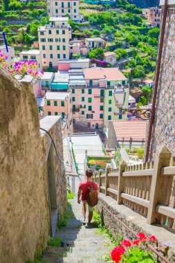 Cinque Terre tatillerde turistik genç adam. Vernazza eski Street dolaşan genç beyaz adam
