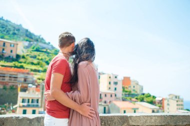 Genç aile eski köy Riomaggiore, Cinque Terre, Liguria, İtalya, harika manzaralı. Avrupa İtalyan tatil.