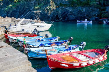 Güzel rahat Körfezi tekneler temizlemek turkuaz su ve İtalya kıyılarında, Liguria, Avrupa
