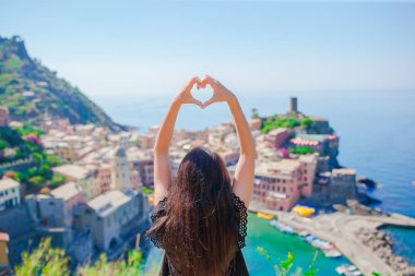 Güzel kız eller kalp şeklinde Vernazza, Cinque Terre Milli Parkı, Liguria, İtalya, Avrupa'nın eski kıyı kenti arka plan üzerinde yapma