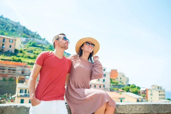 Mutlu çift, eski köy Riomaggiore, Cinque Terre, Liguria, İtalya harika manzaralı. Avrupa İtalyan tatil. — Stok fotoğraf