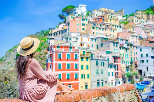 Młoda kobieta z pięknym widokiem na stare miejscowości Riomaggiore, Cinque Terre, Liguria, Włochy. Włoskie wakacje Europejskiej. — Zdjęcie stockowe