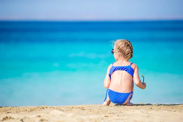Schattig meisje op kook vakantie plezier hebben op tropisch strand — Stockfoto