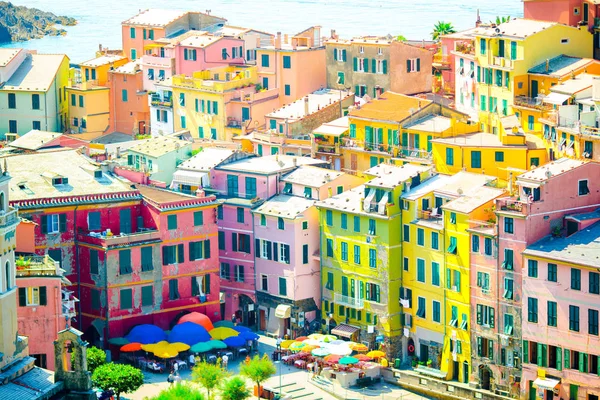 Vue sur la belle ville de Vernazza d'en haut. Vernazza est l'un des vieux villages les plus populaires de Cinque Terre, Italie — Photo