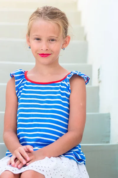 Retrato de adorable niña hermosa —  Fotos de Stock