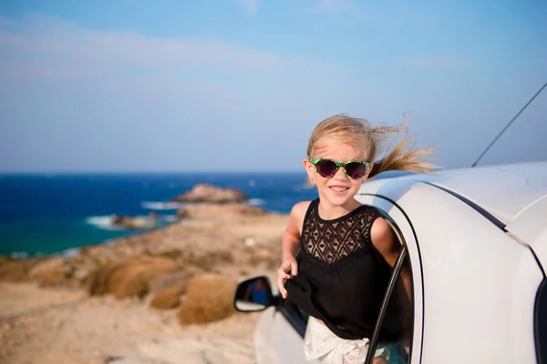 Niña en viaje de vacaciones en coche fondo hermoso paisaje —  Fotos de Stock