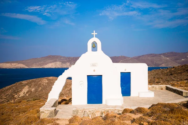 Geleneksel beyaz kilise Mykonos island, Yunanistan Deniz Manzaralı