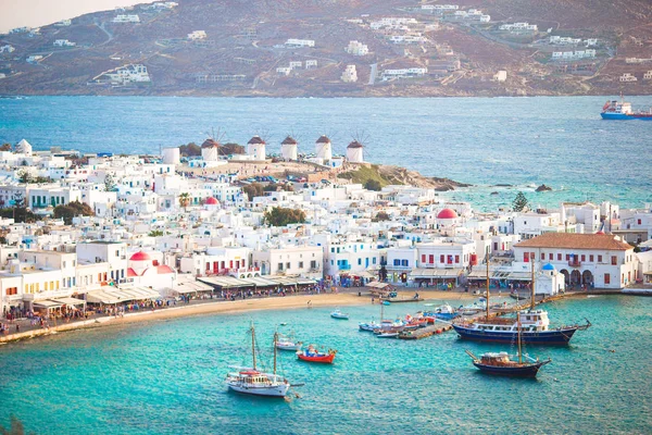 Pohled na tradiční řeckou vesnici s bílými domy na ostrově Mykonos, Řecko, — Stock fotografie