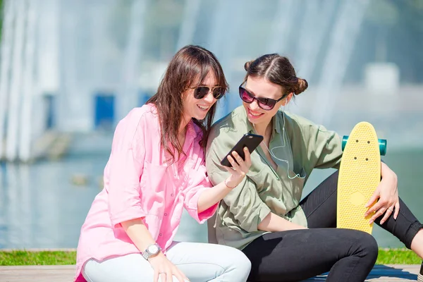 Chicas urbanas jóvenes felices en la ciudad europea. mujer caucásica divertirse juntos al aire libre —  Fotos de Stock