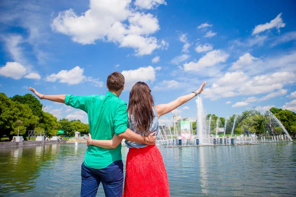 Giovane coppia turistica che viaggia in vacanza in Europa sorridendo felice. Ragazza caucasica e l'uomo sfondo della fontana — Foto Stock