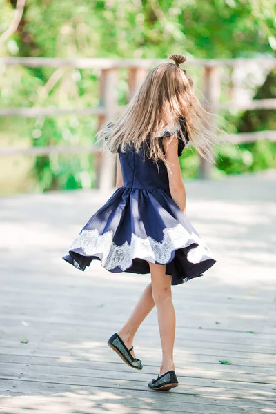 Adorável menina da escola se divertir ao ar livre. De volta à escola . — Fotografia de Stock