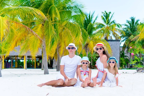 Vacances familiales à la plage — Photo