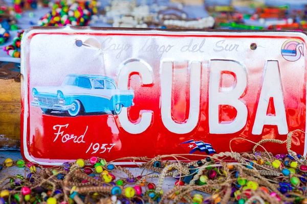 ХАВАНА, КУБА - 14 апреля 2017 года: Крупный план классического винтажного номера на рынке в Старой Гаване, Куба. T — стоковое фото