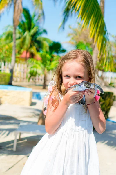 Adorable little girl with a small turtle in her hands in the natural reserve — Stock Photo, Image