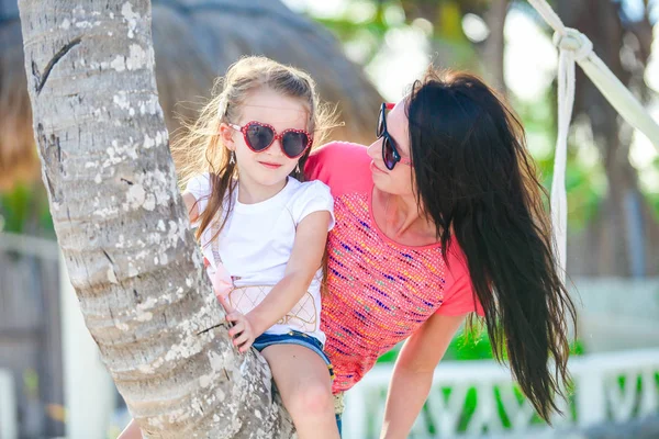 Feliz mamá y el niño disfrutando de tiempo juntos en la playa blanca en la palmera —  Fotos de Stock