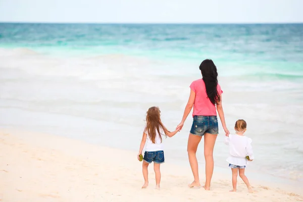 Adorables niñas y madres jóvenes en la playa blanca — Foto de Stock