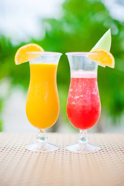 Taze karpuz ve tropikal resort mango kokteyller kapatın — Stok fotoğraf
