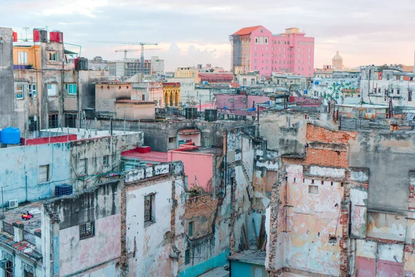 Havana, Kuba – 14. dubna 2017: Autentický pohled opuštěného domu a ulice staré Havany — Stock fotografie