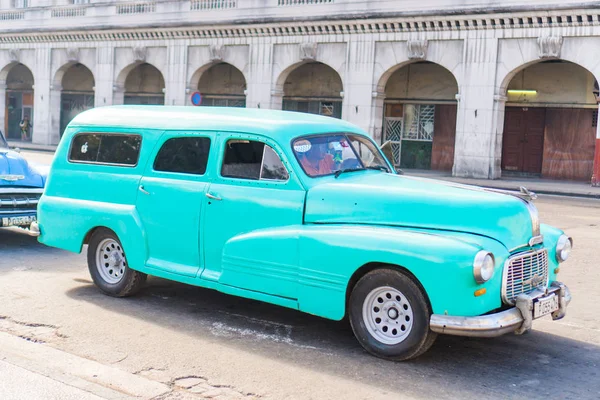 HAVANA, CUBA - APRIL 14, 2017: Closeup of classic vintage car in Old Havana, Cuba. The most popular transportation for tourists are used as taxis. — Stock Photo, Image